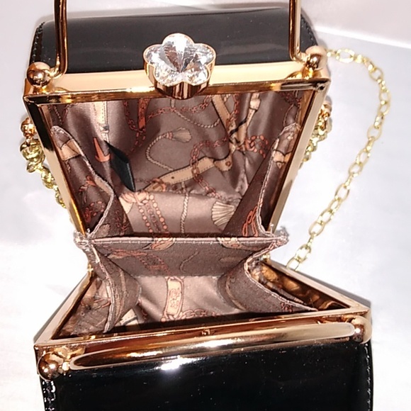 Unusual structured patent leather purse - Picture 3 of 8